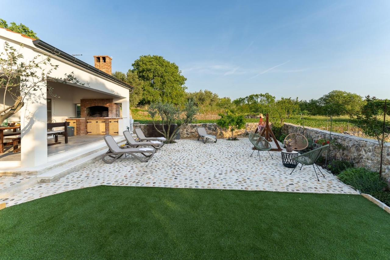 Holiday Home - Villa Thorak Anić المظهر الخارجي الصورة