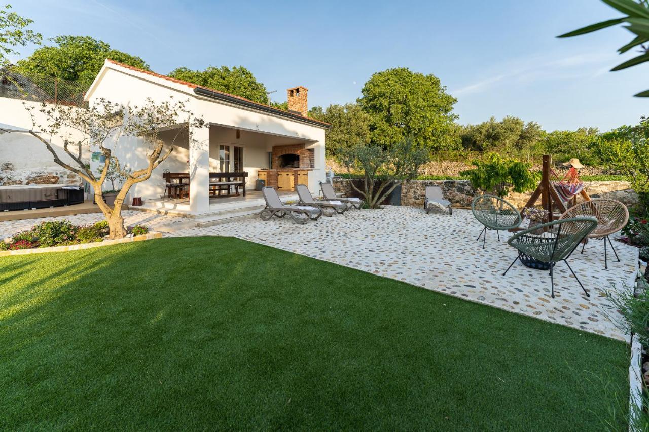 Holiday Home - Villa Thorak Anić المظهر الخارجي الصورة
